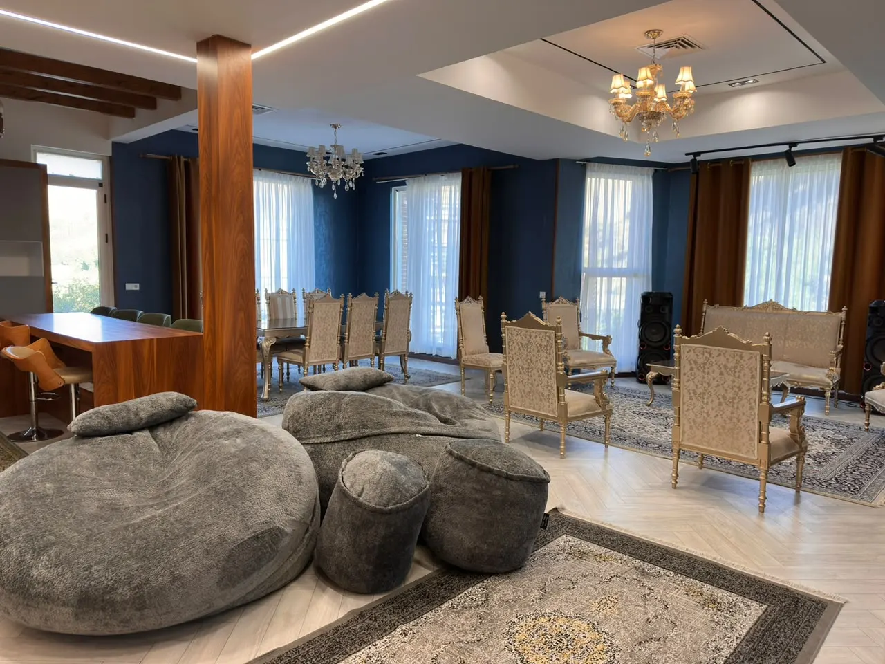 تصویر اجاره ابرویلای مجلل در کردان؛ تجربه اقامت در عمارتی رویایی با بزرگترین استخر و سرسره آبی ایران