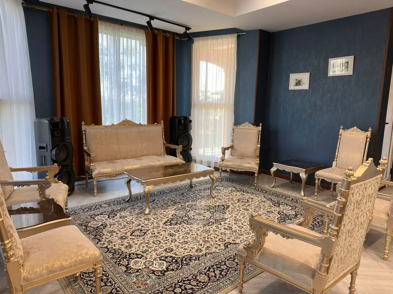 تصویر اجاره ابرویلای مجلل در کردان؛ تجربه اقامت در عمارتی رویایی با بزرگترین استخر و سرسره آبی ایران