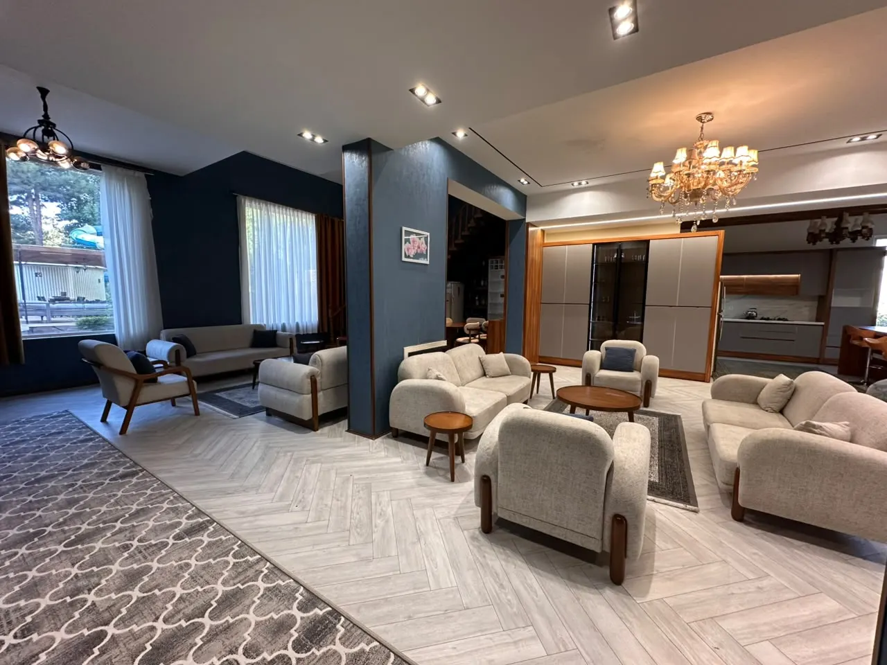تصویر اجاره ابرویلای مجلل در کردان؛ تجربه اقامت در عمارتی رویایی با بزرگترین استخر و سرسره آبی ایران