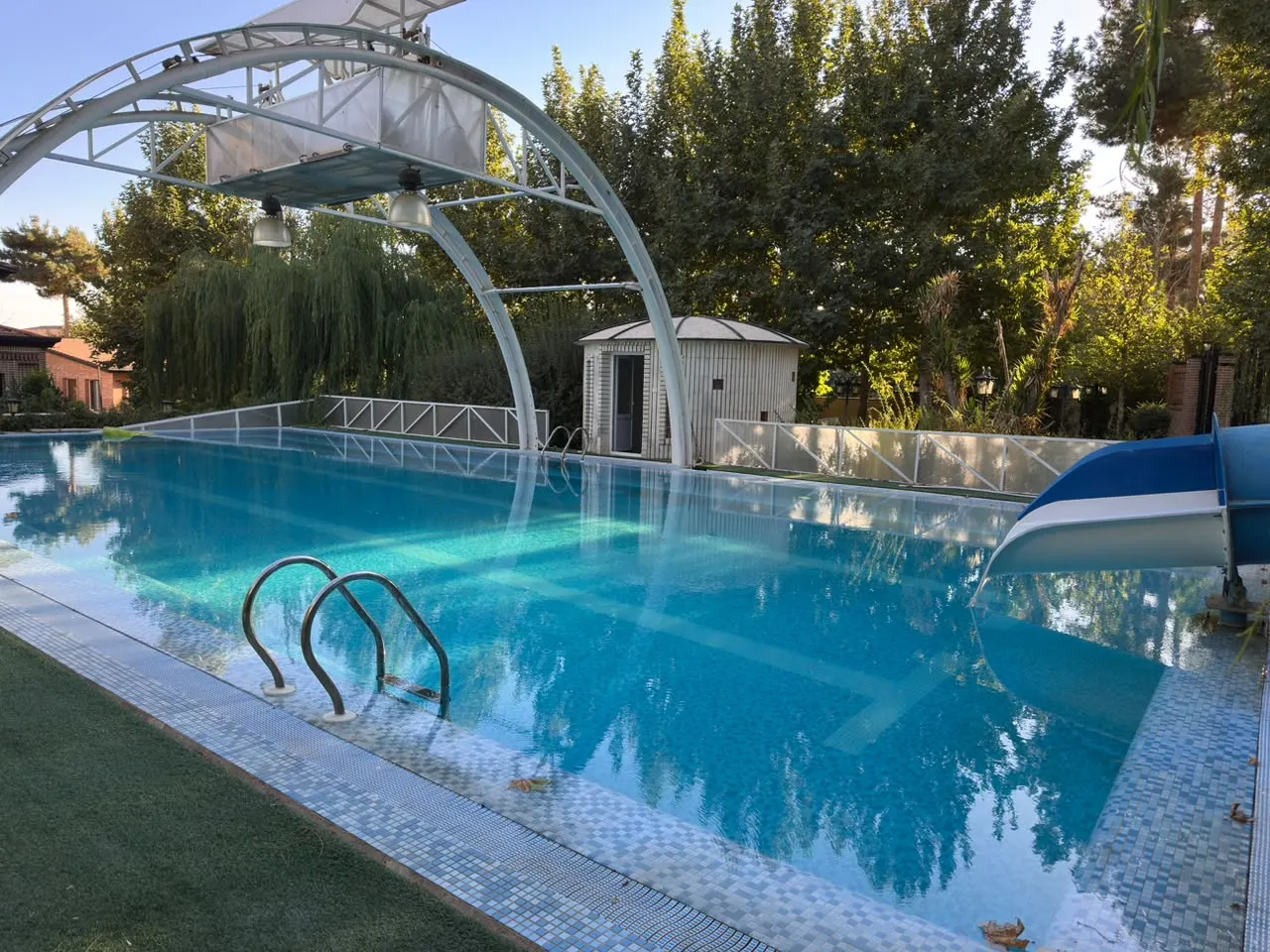تصویر اجاره ابرویلای مجلل در کردان؛ تجربه اقامت در عمارتی رویایی با بزرگترین استخر و سرسره آبی ایران