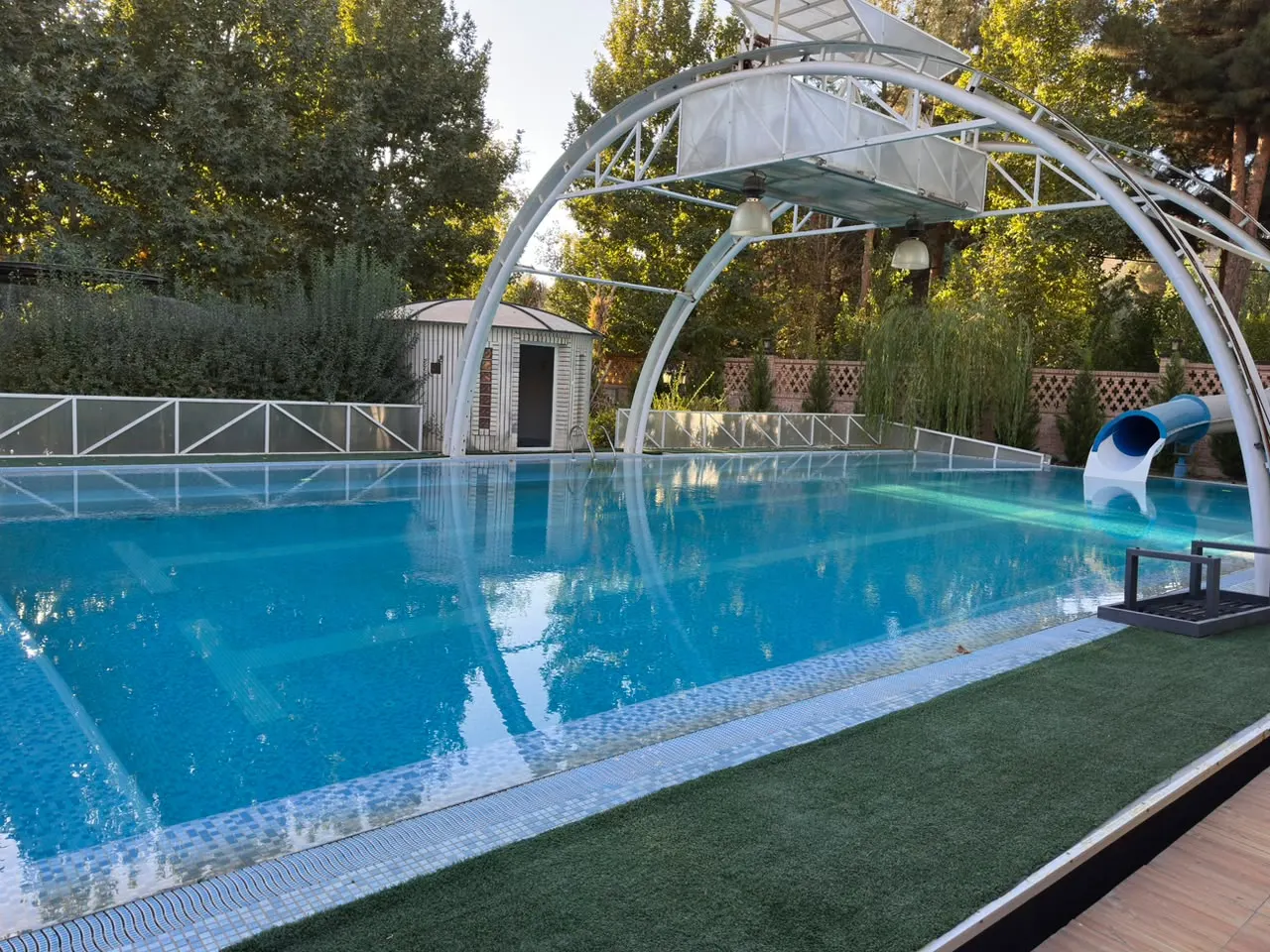 تصویر اجاره ابرویلای مجلل در کردان؛ تجربه اقامت در عمارتی رویایی با بزرگترین استخر و سرسره آبی ایران