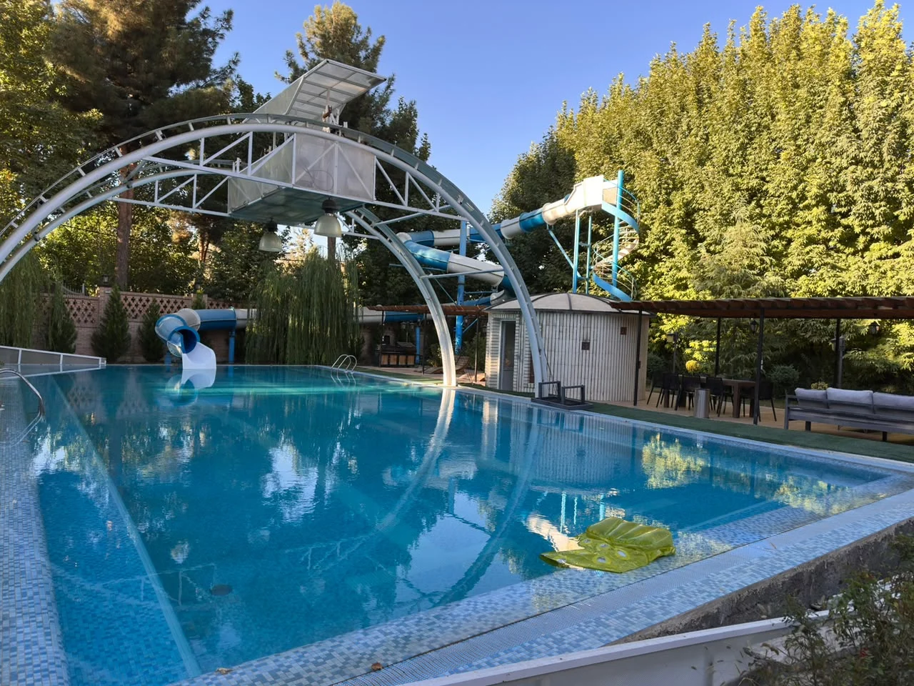 تصویر اجاره ابرویلای مجلل در کردان؛ تجربه اقامت در عمارتی رویایی با بزرگترین استخر و سرسره آبی ایران