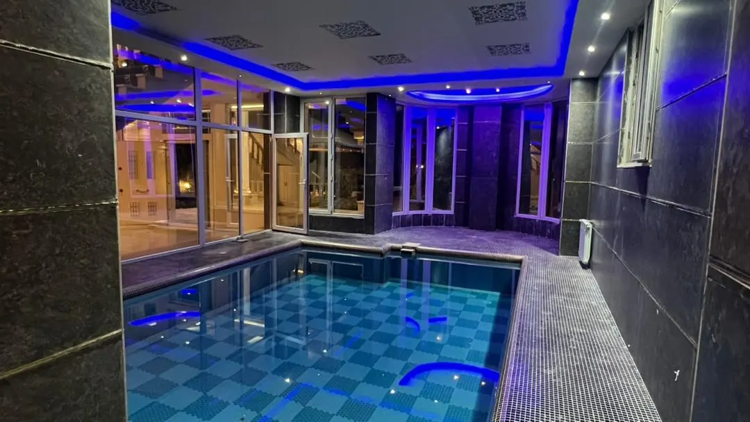 تصویر اجاره عمارت در کردان؛ عمارتی مجلل و رویایی با دو استخر سرپوشیده و روباز