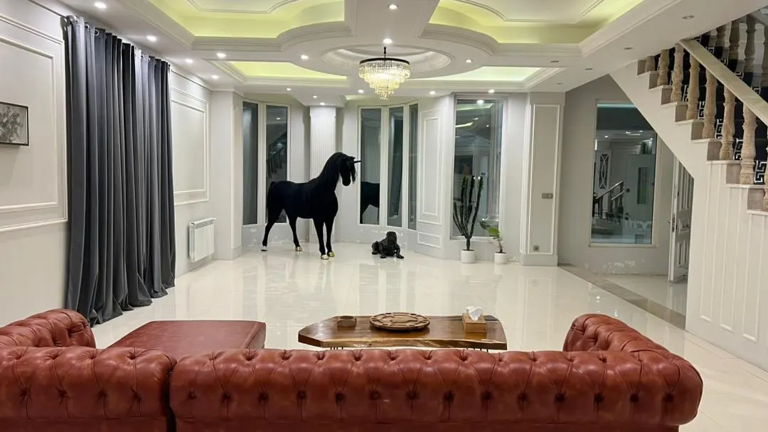 تصویر اجاره عمارت در کردان؛ عمارتی مجلل و رویایی با دو استخر سرپوشیده و روباز
