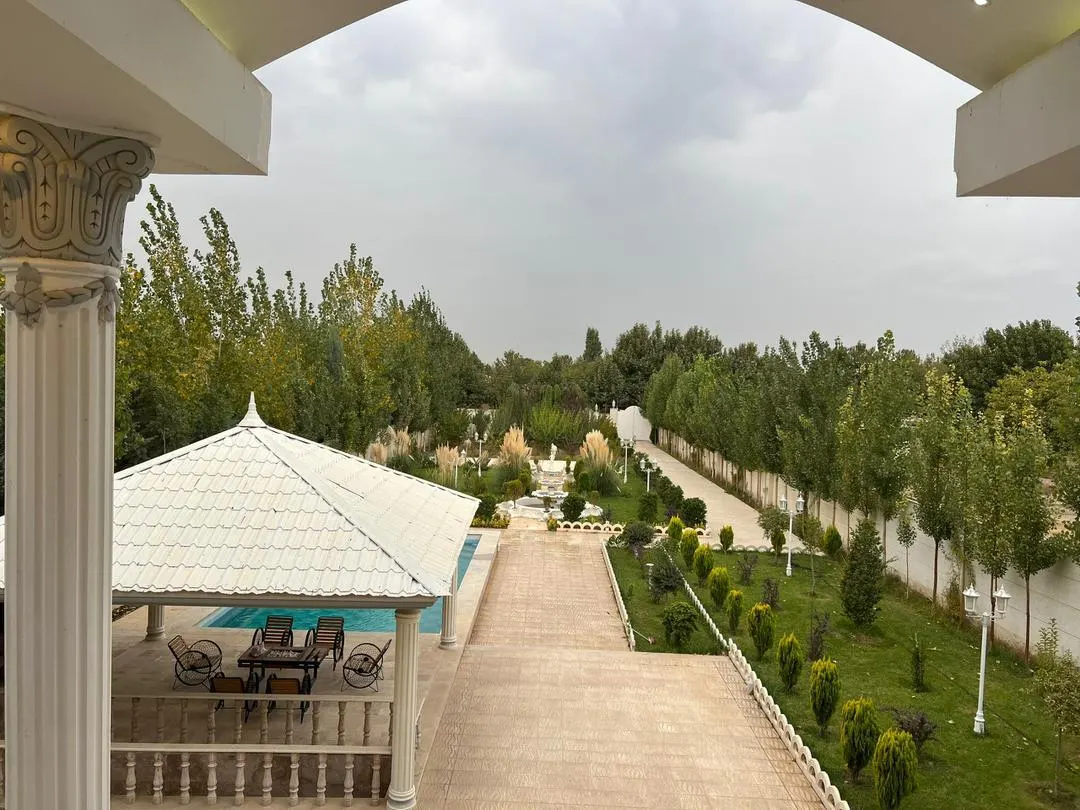 تصویر اجاره عمارت در کردان؛ عمارتی مجلل و رویایی با دو استخر سرپوشیده و روباز