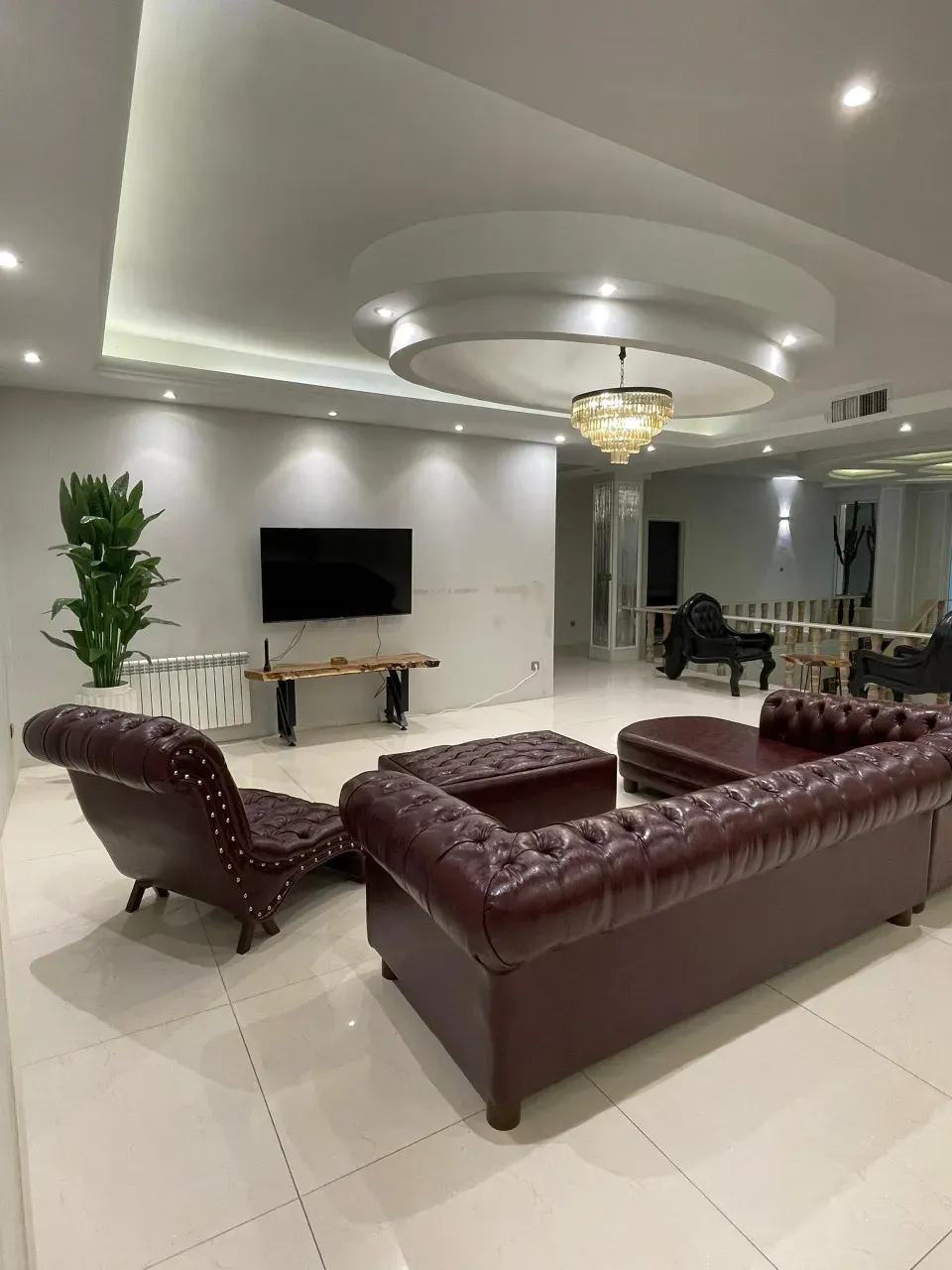 تصویر اجاره عمارت در کردان؛ عمارتی مجلل و رویایی با دو استخر سرپوشیده و روباز